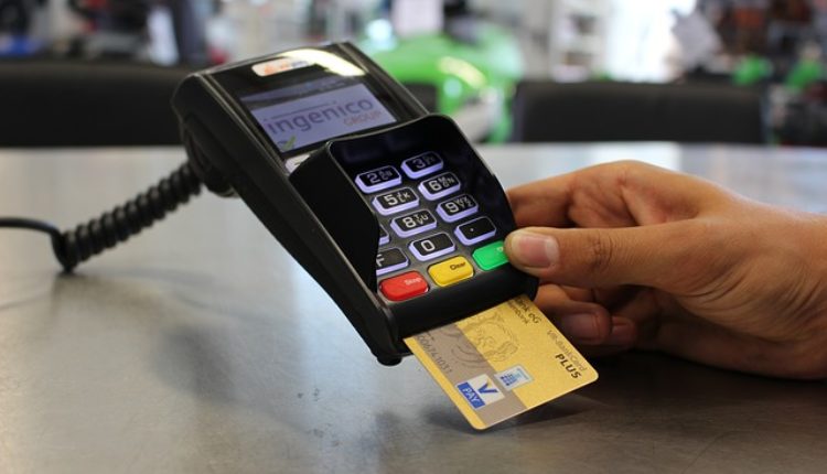 Kada ne treba plaćati karticom: Finansijski stručnjaci savetuju da u ovih 5 slučajeva uvek koristite gotovinu