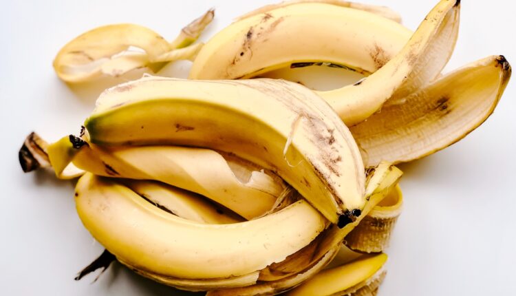 Koru od banane prelijte vodom i sačekajte par sati: Rezultat će vas oboriti sa nogu, efekat je odmah vidljiv