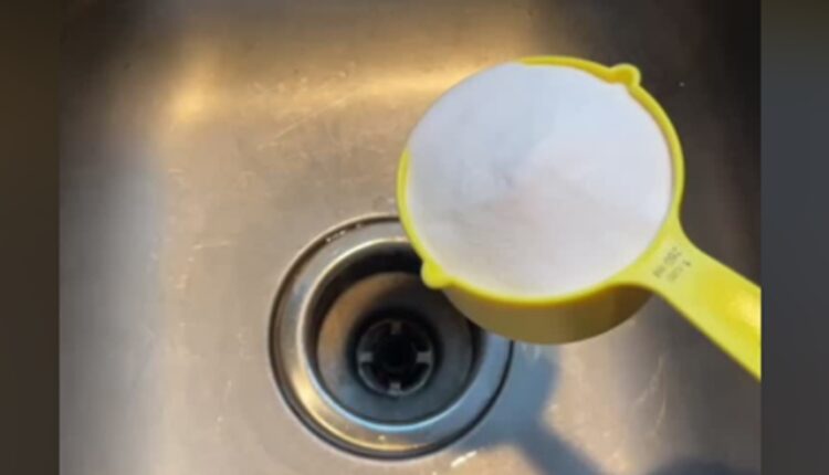 Genijalan trik koji odmah otčepljuje zapušenu sudoperu: Ostavite ovaj rastvor preko noći i sam će odraditi sav posao