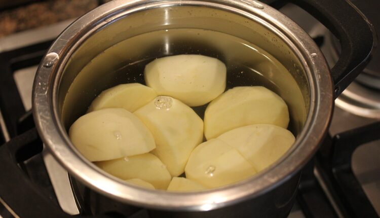 Kako da se krompir brže skuva i da ima još lepši ukus: U vodu dodajte samo 1 kašičicu ove namirnice