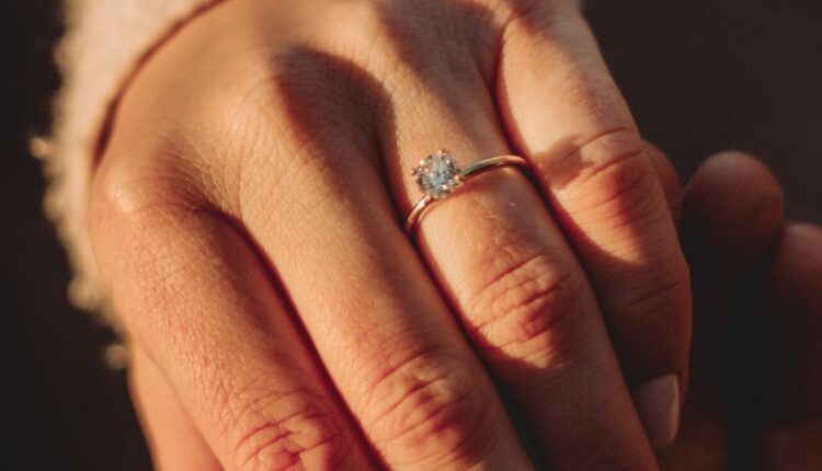 Da li prsten nosite na kažiprstu ili palcu? Saznajte da li treba odmah da ga skinete