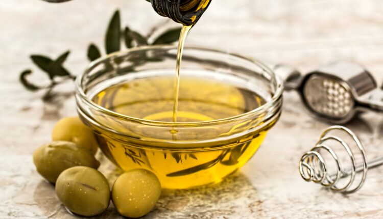 Da li ste probali da očistite kuću maslinovim uljem? Zvuči skupo, ali čini čuda, a domaćice kažu da se i isplati!