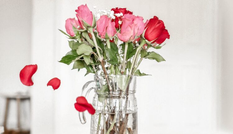 Kako da vam cveće u vazi traje nedeljama: Potrebno je da dodate mrvicu ove namirnice u vodu
