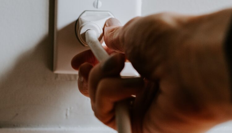 Električar otkriva koji mali kućni aparat treba isključiti preko noći: Račun za struju biće prepolovljen