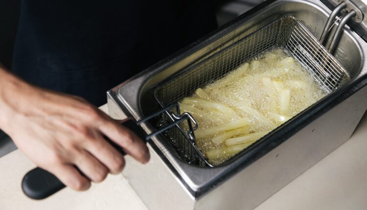 Trik za čišćenje friteze od masnoće: Zablistaće kao nova pomoću samo 4 sastojka koja već imate u kući