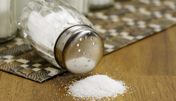 Znate li kada se pravilno soli hrana? Pravila nisu ista za sve, na crni luk posebno obratite pažnju
